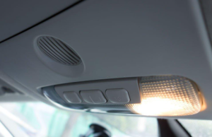memperbaiki lampu kabin mobil