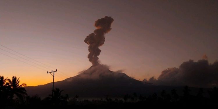 gunung lewatobi erupsi