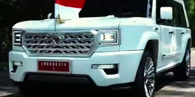 Lewat artikel ini, kami akan membahas tentang tempat membeli mobil Garuda Pindad yang baru-baru ini menarik perhatian publik, terutama setelah digunakan oleh Presiden Prabowo Subianto. Pindad Maung: Kendaraan Tangguh dari Indonesia PT Pindad, sebagai produsen alat utama sistem persenjataan (alutsista) Indonesia, siap memasarkan kendaraan terbarunya, Pindad Maung, secara massal. Mobil ini hadir dalam dua varian: versi militer dan versi sipil, di mana varian sipilnya akan segera tersedia di pasar umum. Tempat Beli Mobil Garuda Pindad Pindad Maung versi sipil rencananya akan dijual melalui Prestige Image Motorcars, dealer mobil mewah yang berlokasi di Jakarta Utara. Harga mobil ini diperkirakan mulai dari Rp500 juta. Prestige Motorcars akan menjadi salah satu pihak yang membawa kendaraan ini kepada masyarakat, terutama bagi mereka yang mencari kendaraan tangguh untuk kebutuhan off-road. Menurut Presiden Direktur Prestige Image Motorcars, Rudy Salim, meskipun penjualan Maung telah direncanakan, proses produksi mobil tersebut masih dalam tahap penyelesaian. “Rencananya akan dijual. Namun belum sekarang, karena belum selesai produksinya,” ungkap Rudy. Sejarah dan Desain Maung Garuda Awalnya, Maung dirancang sebagai kendaraan militer, atas permintaan Menteri Pertahanan Prabowo Subianto yang memesan 500 unit Maung untuk keperluan TNI. Kendaraan ini didesain untuk menghadapi berbagai kondisi medan, menjadikannya pilihan ideal untuk penggunaan baik militer maupun sipil. Spesifikasi Mobil Maung Garuda Mobil Pindad Maung memiliki dimensi panjang 4.931 mm, lebar 1.640 mm, dan tinggi 1.820 mm, dengan jarak sumbu roda sepanjang 3.090 mm. Dilengkapi dengan velg 17 inci dan ban Mud Terrain (MT), tampilan Maung terlihat kokoh dan tangguh. Di sektor mesin, Maung dibekali dengan mesin diesel berkapasitas 2.494 cc yang diambil dari Toyota Hilux. Mesin ini memungkinkan kendaraan mencapai kecepatan hingga 120 km/jam dan mampu menempuh jarak hingga 800 km. Transmisi manual 6 percepatan dan sistem suspensi yang canggih memberikan kenyamanan di berbagai medan. Kesimpulan Dengan rencana peluncuran ini, Pindad Maung diharapkan dapat menjadi alternatif kendaraan tangguh bagi masyarakat yang menginginkan mobil dengan performa tinggi dan desain yang kuat. Ini sejalan dengan dukungan terhadap produk dalam negeri.