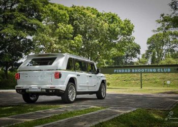 Maung Garuda, kendaraan buatan PT Pindad, menarik perhatian publik setelah pelantikan Presiden ke-8 Republik Indonesia, Prabowo Subianto. Mobil ini menjadi saksi perjalanan Prabowo menuju Istana Negara usai pelantikan pada Minggu, 20 Oktober 2024. Mobil ini secara resmi dinamakan MV3 Garuda Limousine, memiliki desain yang elegan dan terinspirasi dari gaya Eropa. Dengan warna putih yang mencolok, Maung Garuda menjadi kendaraan yang menonjol saat Prabowo menggunakannya dalam momen bersejarah tersebut. Direktur Utama PT Pindad, Abraham Mose, mengungkapkan rasa bangga atas penggunaan MV3 Garuda Limousine dalam acara penting ini. Ia menyampaikan apresiasi kepada Presiden yang terus mendukung industri pertahanan dalam negeri, khususnya produk-produk buatan PT Pindad. Spesifikasi Maung Garuda untuk RI 1 MV3 Garuda Limousine dikembangkan secara khusus untuk memenuhi kebutuhan kendaraan Presiden dan Wakil Presiden RI. Kendaraan ini menawarkan kombinasi antara kenyamanan dan perlindungan yang tinggi. Dengan bobot 2,95 ton dan dimensi panjang 5,05 m, lebar 2,06 m, dan tinggi 1,87 m, desain long wheelbase menjamin ruang kabin yang lega. Dari sisi performa, Maung Garuda dilengkapi dengan mesin bertenaga 202 PS/199 HP dan transmisi otomatis 8 percepatan, mampu mencapai kecepatan maksimum 100 km/jam. Keamanan dan Fitur Canggih Sebagai kendaraan yang dirancang untuk keperluan tinggi, Maung Garuda dilengkapi dengan fitur keamanan mutakhir. Bodi mobil terbuat dari material composite armor yang tahan terhadap serangan senjata kaliber 7,62 x 51 mm NATO ball dan 5,56 x 45 mm M193. Kaca antipeluru dengan level B5/B6 dan ban tipe Run Flat Tyre (RFT) yang tetap dapat digunakan meski bocor menjadi fitur andalan. Eksterior mobil menampilkan desain yang mencolok, termasuk logo Garuda yang melambangkan kekuatan dan identitas bangsa, serta motif grille yang terinspirasi dari batik parang. Interior mobil ini tidak kalah menarik, dengan fitur-fitur premium seperti kursi captain seat yang dapat disetel secara elektrik, sistem hiburan canggih, dan konektivitas WiFi portabel. Harga dan Produksi Harga Maung Garuda diperkirakan lebih dari Rp1,2 miliar, mencerminkan spesifikasi tinggi dan fitur keamanan yang disesuaikan untuk kepresidenan. Sementara harga untuk model sipil berkisar antara Rp1 miliar hingga Rp1,2 miliar, model ini tentu saja hadir dengan perlindungan dan fitur yang lebih lengkap. Hingga saat ini, belum ada informasi resmi mengenai produksi massal Maung Garuda, apakah hanya tersedia sebagai kendaraan khusus untuk pejabat negara atau dapat diakses oleh publik. Setelah pelantikan, Maung Garuda digunakan oleh Presiden dan Wakil Presiden RI untuk menyapa masyarakat sepanjang perjalanan dari gedung parlemen ke Istana Negara, menandakan komitmen untuk menggunakan produk dalam negeri yang berkualitas tinggi.