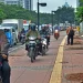 pengendara motor di trotoar