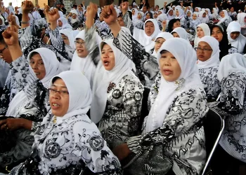 Resmi Dinaikan Prabowo, Ini Perbandingan Gaji PNS dan Honorer!