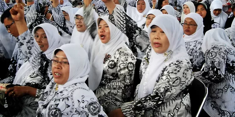 Resmi Dinaikan Prabowo, Ini Perbandingan Gaji PNS dan Honorer!