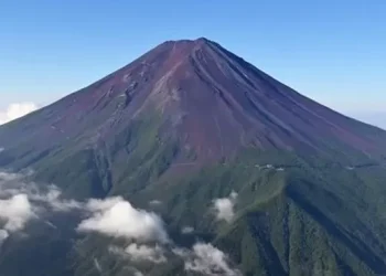 gunung fuji salju