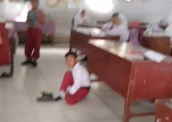 murid sd duduk di lantai