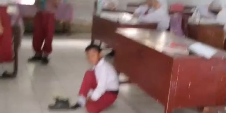 murid sd duduk di lantai