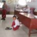 murid sd duduk di lantai