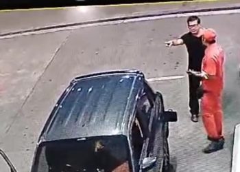 Petugas SPBU Ditodong pistol