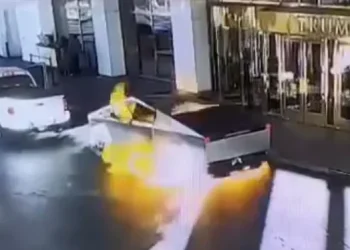 tesla cybertruck meledak